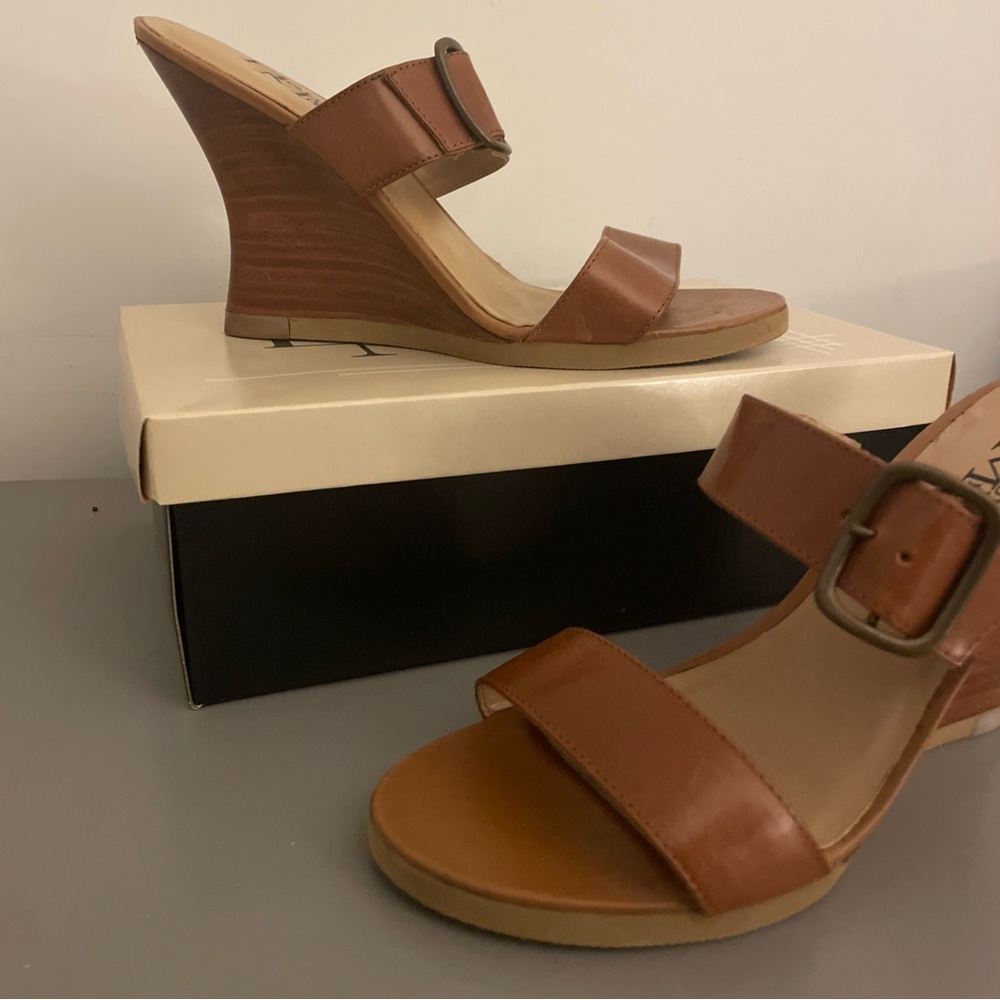Bruno De Milano NEW IN BOX ladies SIZE 9 tan wedges